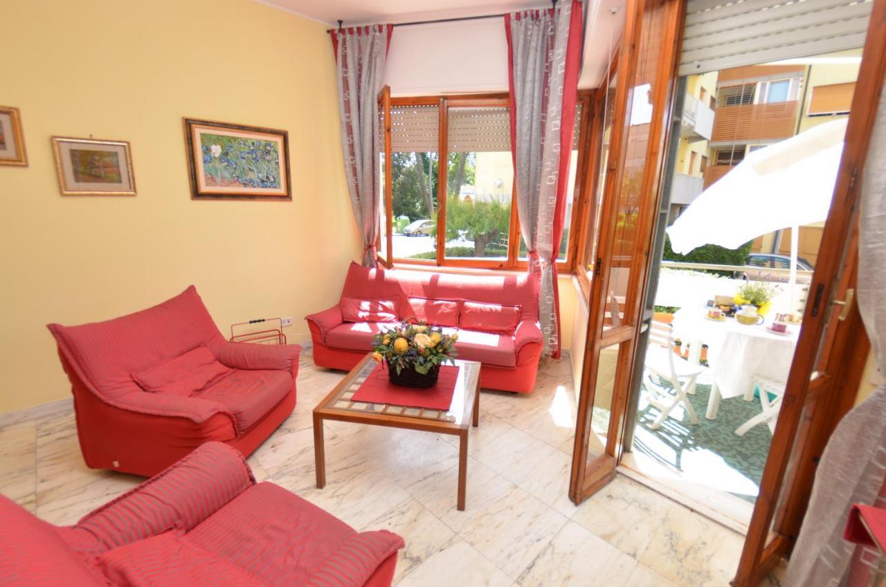 Carnevale Apartment Viareggio Bagian luar foto