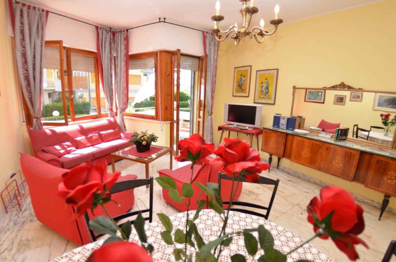 Carnevale Apartment Viareggio Bagian luar foto