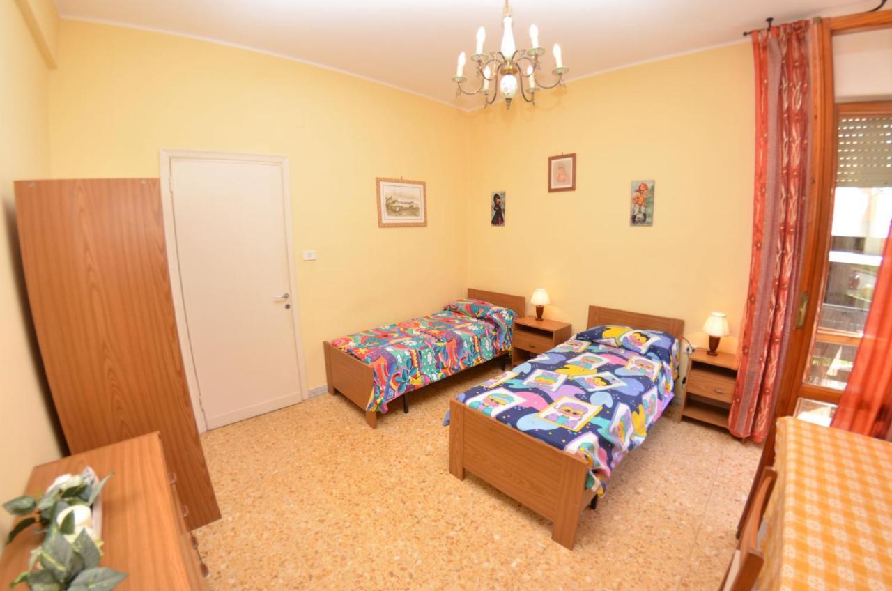Carnevale Apartment Viareggio Bagian luar foto